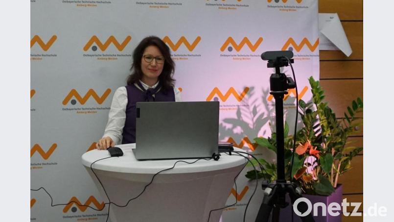 Der Pohár des Kompetenzzentrums Bayern – Mittel- und Osteuropa (KOMO) wurde von Professorin Laura Denise Fischer verliehen. Bild: Misch/OTH Amberg-Weiden/exb