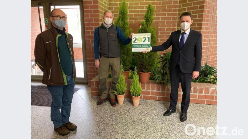 Die Stadtgärtnerei Weiden darf sich über eine Auszeichnung für ihre &quot;Vorbildliche Ausbildung im Garten- und Landschaftsbau&quot; freuen. Thomas Huber (von links) und Stefan Dürgner von der Stadtgärtnerei nehmen die Plakette aus den Händen von Oberbürgermeister Jens Meyer entgegen. Bild: Stadt Weiden/exb