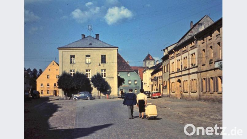 Fast romantisch wirkt der Vilsecker Marktplatz in dieser Ansicht aus den 1950er-Jahren mit dem Amtsgerichtsgebäude im Mittelpunkt. Burg Dagestein grüßt hinter dem Forstamtsgebäude und dem Gasthof Zum Hirschen. Bild: Archiv rha