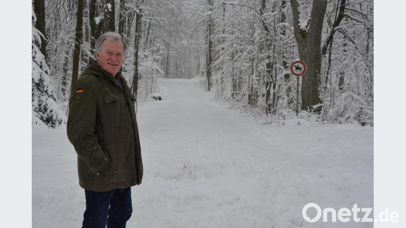 TuS-Präsident Anton Bauernfeind vor der sieben Kilometer langen Strecke durch den Großbüchlberger Forst. Die Strecke ist gewalzt, ab Donnerstag, 14. Januar, ist eine Strecke auch gespurt. Bild: jr