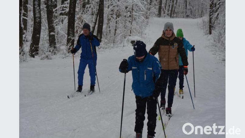 Beste Bedingungen finden derzeit die Skilangläufer in Großbüchlberg vor, wo sie ab der TuS-Skihütte Skilanglaufen können. Hier ist eine Familie gemeinsam unterwegs. Bild: jr