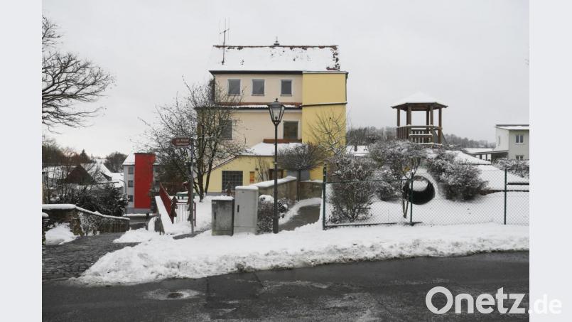 Eine kleine Straße trennt die beiden Außenareale des Kindergartens St. Joseph. Damit die Kleinen noch unbeschwerter spielen können, soll bei der Neugestaltung auf dem rechten Areal gegenüber dem Alten Pfarrhaus ein kleines WC-Häuschen gebaut werden. Bild: Gabi Schönberger