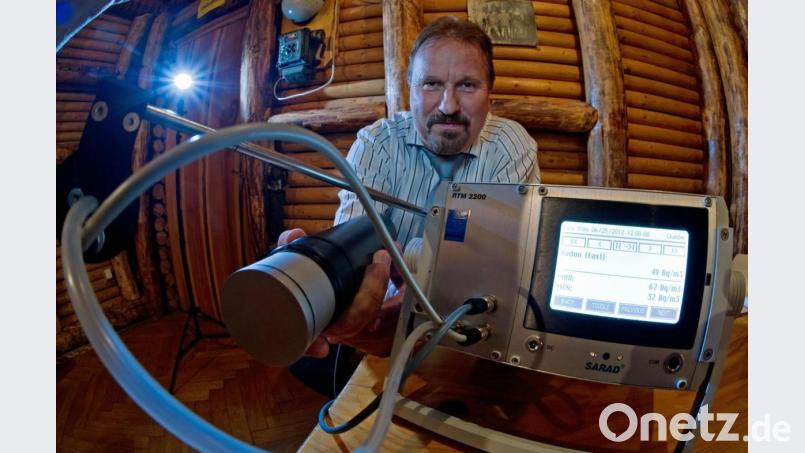 Mit einem Aerosol- und Radonmessgerät misst Professor Thomas Streil die Radon-Konzentration in einem Keller in Bad Schlema. Der Ort war Gastgeber für die Radonschutzkonferenz Fachleute aus Deutschland und mehreren europäischen Nachbarländern diskutierten über praktische Möglichkeiten des Strahlenschutzes. Bild: Hendrik Schmidt/dpa