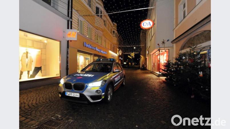 Bis zu 500 Euro kostet es, wenn man nach 21 und vor 5 Uhr ohne triftigen Grund draußen erwischt wird. Die Polizei kontrolliert die Einhaltung der Sperrstunde unter anderem in der Altstadt sehr genau. Bild: Stephan Huber