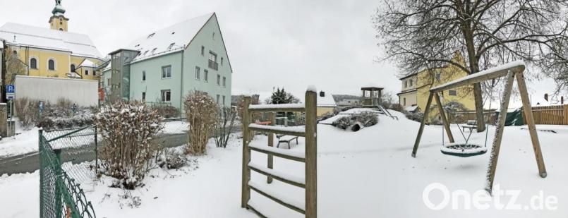Die Stadt prüft, das Alte Pfarrhaus zu kaufen und dort Platz für zusätzliche Krippenplätze zu schaffen. Unabhängig davon hat der Stadtrat jetzt die Neugestaltung der Außenanlagen seines Kindergartens in Auftrag gegeben. Bild: Gabi Schönberger
