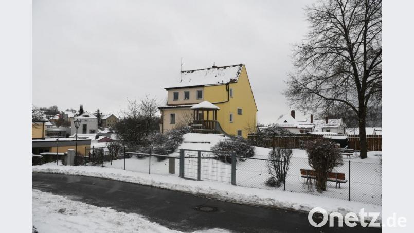 Eine kleine Straße trennt die beiden Außenareale des Kindergartens St. Joseph. Damit die Kleinen noch unbeschwerter spielen können, soll bei der Neugestaltung auf dem rechten Areal gegenüber dem Alten Pfarrhaus ein kleines WC-Häuschen gebaut werden. Bild: Gabi Schönberger