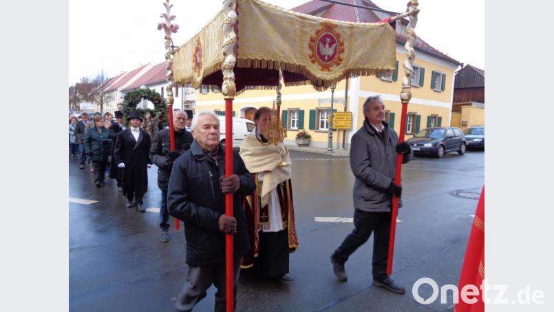 Im vergangenen Jahr hatte noch keine Pandemie den kirchlichen Brauch ausgebremst. Zum Sebastianfest bewegte sich die eucharistische Prozession um den Winklarn Marktplatz. Im Hintergrund links sind mit Frank und Zylinder die Träger der Heiligen-Statue zu sehen. Bild: amö