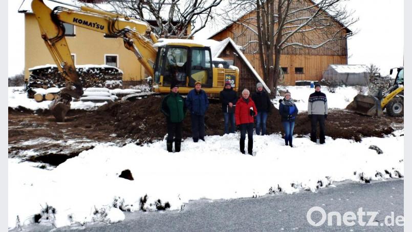 Ohne den symbolischen Spatenstich erfolgte der offizielle Beginn des &quot;Jahrhundertprojekts&quot; der Gemeinde Neusorg. Unser Bild zeigt (von links) WTU-Bauleiter Rene Geier, Rolf Heindl, Diplom-Ingenieur Werner Bitterer, Bürgermeister Peter König, Diplom-Ingenieur Helmut Münchmeier, Katrin Bayer und Wolfgang Heindl. Bild: br