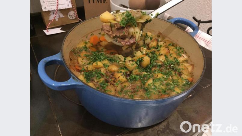 Im Winter geht nichts über einen guten Eintopf. In das Irish Stew von Michael Schiffer kommen hauptsächlich Kartoffeln, Weißkraut und Lammfleisch. Bild: Michael Schiffer