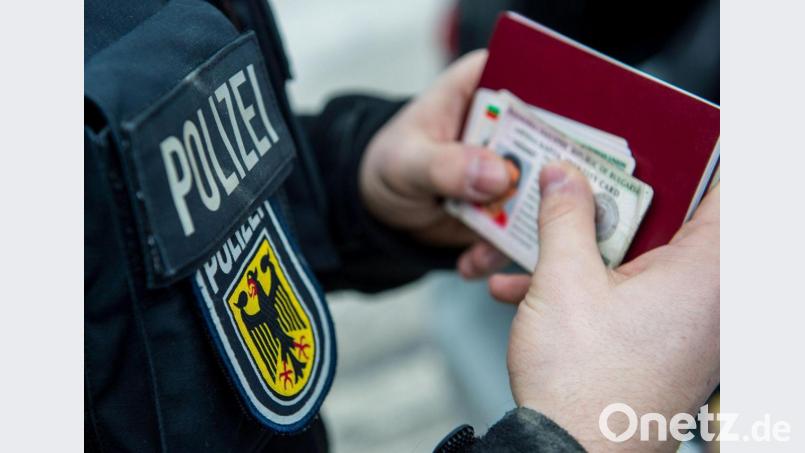 Mit gefälschten Papier erwischten Schleierfahnder Autofahrer bei der Kontrolle. Bild: Marc Müller/dpa