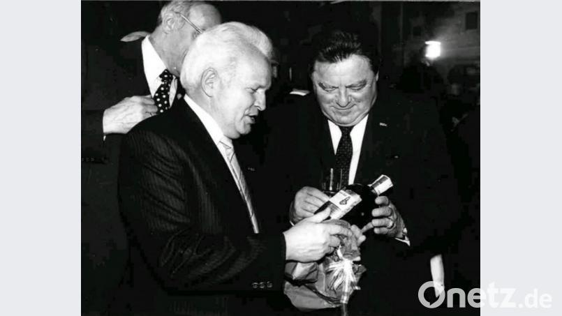 Eine Delegation aus Oberviechtach mit Josef Spichtinger (links) an der Spitze, besuchte am 4. Oktober 1980 Ministerpräsident Franz Josef Strauß. Eine Flasche Eisenbarth-Elixier als Geschenk durfte nicht fehlen. Bild: Familienarchiv Spichtinger/Foto Frisching
