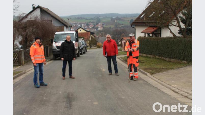 Noch bevor der Schnee nach Rieden kam, inspizierten (von links) Christian Buchner (Firma Strabag), Bürgermeister Erwin Geitner, Hans Böckl (Ingenieurbüro Weiss) und H. Meyer (Firma Strabag) die wiederhergestellten Straßenabschnitte, in denen die neuen Wasserleitungen verlegt sind. Bild: sam