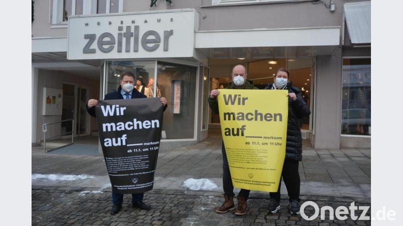 Am Montag startete eine Plakataktion des bundesdeutschen Einzelhandels, mit dem Wunsch, dass sie ihre Geschäfte wieder öffnen dürfen, oder zumindest mit staatlicher Hilfe so entschädigt werden, wie die Gastronomie. Bei der Vorstellung in Mitterteich vor dem Modehaus Zeitler mit dabei waren, (von links), Bürgermeister und Gewerbefördervereinsvorsitzender Stefan Grillmeier, sowie Holger und Katrin Paschedag. Bild: jr