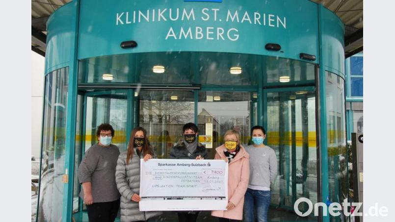 Spendenübergabe am Klinikum mit den drei Unetrnehmerinnen (Mitte) sowie Karin Borchers (links) und Christina Neiß (rechts). Bild: gsp