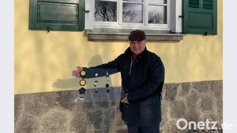 Josef Dill, der einzige geprüfte Oberpfälzer Fachberater, vor seinem Forsthaus mit Messgeräten. Bild: jrh