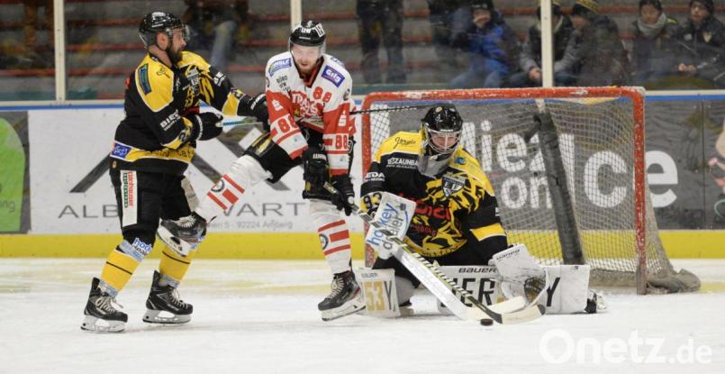 Benjamin Frank (links) und Goalie Frank Metz (rechts) halten dem ERSC Amberg weiter die Treue. Archivbild: Andreas Brückmann