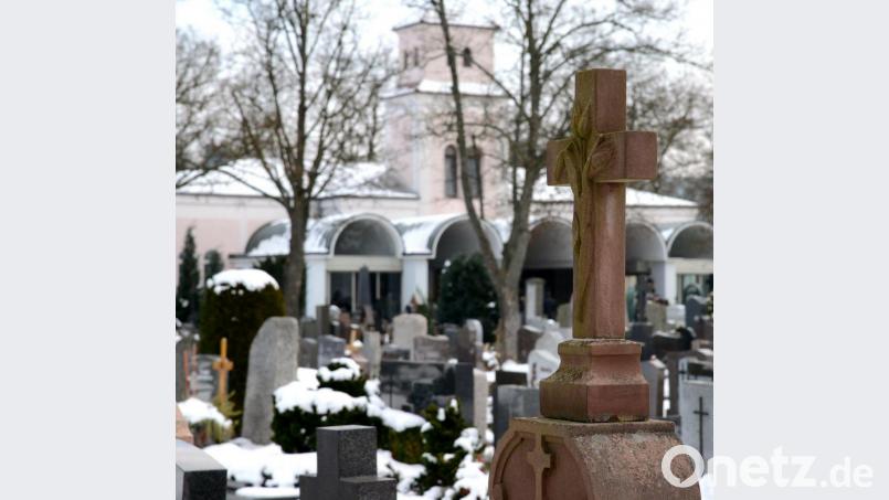 Verschärfte Regeln zum Schutz vor einer Corona-Infektion gelten auch auf den Friedhöfen der Stadt Weiden. Darauf weist die Friedhofsverwaltung eigens hin. Archivbild: Petra Hartl
