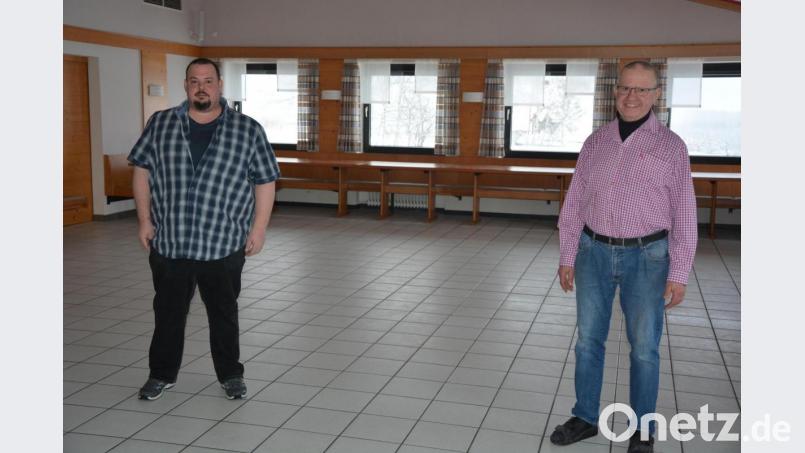 Die Gastronomie erhielt höhere staatliche Unterstützung als der Einzelhandel? Dem Vorwurf widersprechen die Wirtsleute Gerhard Lang junior (links) und Gerhard Lang senior. Lockdown und Corona-Einschränkungen führten zu enormen Verlusten in der Gaststätte „Petersklause“ und auf dem Campingplatz in Großbüchlberg. Bild: jr
