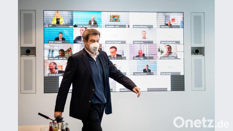 Der CSU-Vorsitzende und bayerische Ministerpräsident Markus Söder kommt in der Staatskanzlei zum Homeoffice-Gipfel der Staatsregierun. Im Hintergrund auf einer Videowand die zugeschalteten Teilnehmer der Konferenz. Bild: Matthias Balk