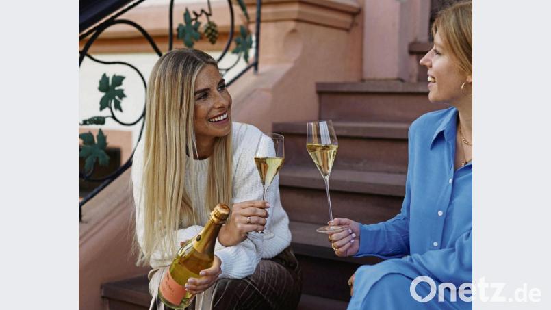 Darf es ein Gläschen alkoholfreier Wein oder alkoholfreier Sekt sein? Für das Prickelgetränk spricht, dass Kohlensäure zusätzlich den Geschmack fördert. Bild: DeinWein/dpa