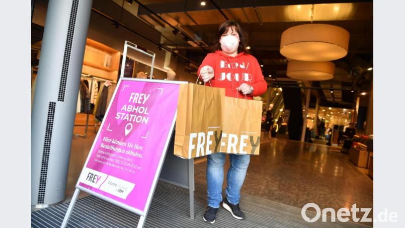 Frey-Mitarbeiterin Johanna Pfohl händigt den Kunden gern die Tüten mit der bestellten Ware an der Abhol-Station aus. Bild: Florian Miedl