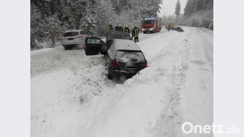 Zwischen Rosenberg und Hahnbach kam auf schneebedeckter Fahrbahn eine 22-Jährige ins Schleudern und stieß mit einem entgegenkommenden Auto zusammen. Bild: Polizeiinspektion Sulzbach-Rosenberg
