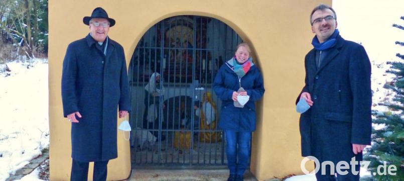 Begeistert zeigte sich Bischof Rudolf Voderholzer (links) auch von der Krippe in der Altenstädter Kapelle. Mit auf dem Bild sind Pfarrer Martin Besold (rechts) und Pfarrgemeinderätin Kathrin Götzl. Bild: njn