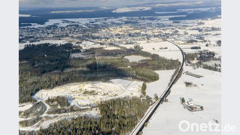 Das neue Industriegebiet soll sich in die Waldfläche im Bild links der Bundesstraße 15 erstrecken. Dazugehören soll auch das Dreieck zwischen B 15, der Umgehung und dem Radweg, der deshalb verlegt werden müsste. Im Norden sind Englmannsteich und die Moorflächen, die unangetastet bleiben, die Grenze, im Westen der Weg hoch vom OWV-Heim und im Süden der Weg oberhalb der Grube „Rappauf“. Bild: mür