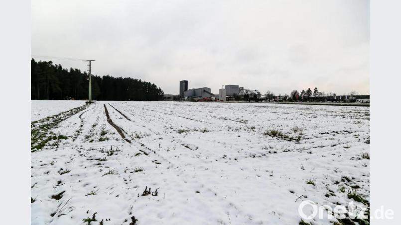 Auf diesem Grundstück bei Högling plant das Unternehmen Godelmann (rechts im Hintergrund) eine LNG-Tankstelle und Mitarbeiterparkplätze. Dagegen regt sich Widerstand. Bild: Hösamer