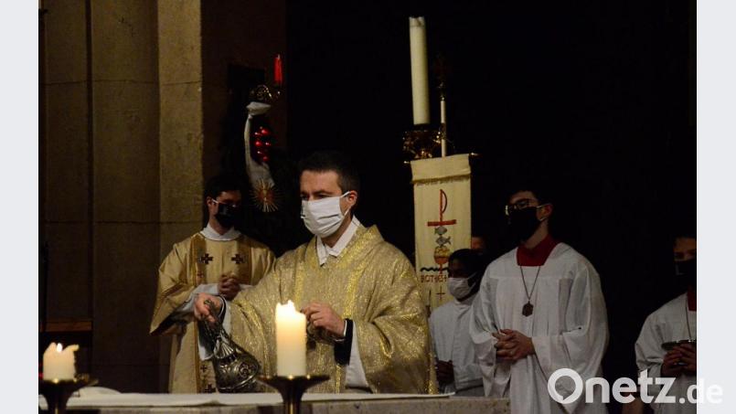 Stadtpfarrer Markus Schmid beim Schlussgottesdienst. Bild: Kunz