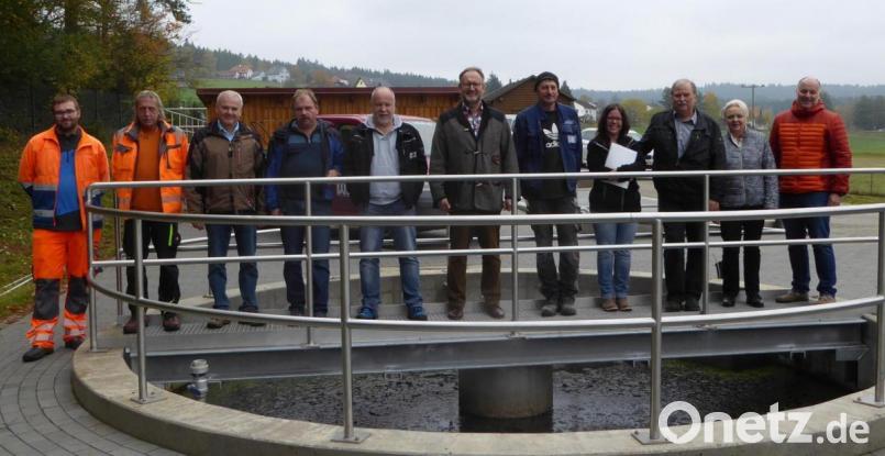 Die Abnahme der Kläranlage Witzlasreuth nach der Sanierung erfolgte zur vollsten Zufriedenheit von (von links) Tobias Schroll (Wassermeister), Werner Ponnath (Bauhof), Günter Kopp (Bürgermeister), Michael Kraus (Bauleiter Firma Bauer), Bernhard Netsch (Firma SHM), Günter Schwab (Zwick-Ingenieure), Ludwig Wenning (Polier), Corinna Reinhart (Bauamt Gemeinde), Albert Sollfrank (Zweiter Bürgermeister), Astrid Hippeli (Kaufmännische Geschäftsleiterin) und Holger Dederl (Oberbauleiter Tiefbau, beide Firma Bauer). Archivbild: Albert Sollfrank/exb