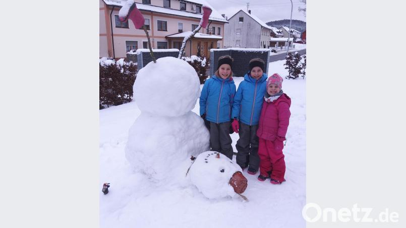 Mr. Frost mit seinen Erbauerinnen Laura, Leonor und Lilian. Bild: S. Übler/exb