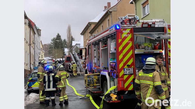 Die Einsatzkräfte der Feuerwehr hatten den Brand eines Dachgeschosses in Brand bei Marktredwitz schnell unter Kontrolle. Bild: Matthias Bäumler/FPH