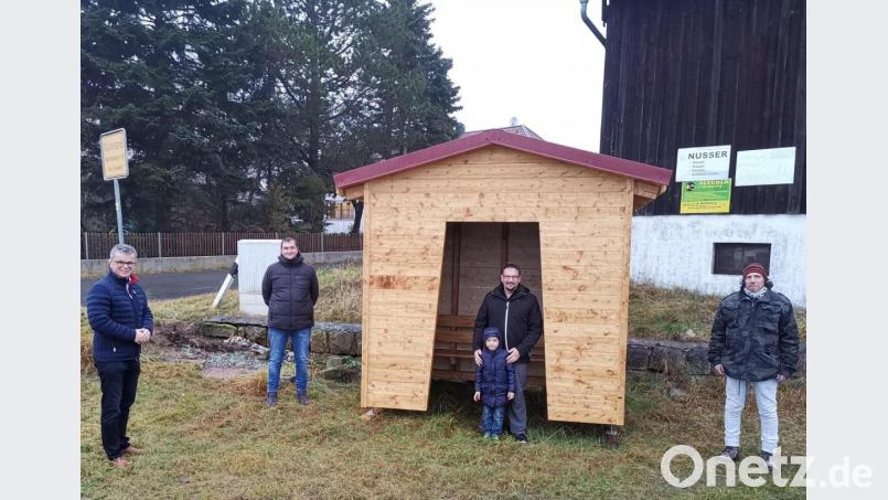Bürgermeister Martin Birner (links) zeigte sich begeistert von der Qualität der Bushäuschen und bedankte sich bei den Vertretern der Dorfgemeinschaft Gütenland. Das Foto wurde vor Inkrafttreten der erneuten Ausgangsbeschränkungen aufgenommen. Bild: Tobias Stibich