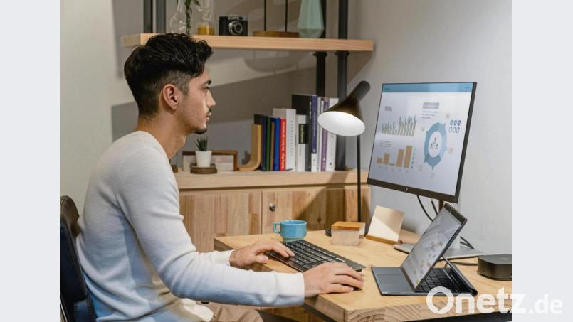 Das HP Elite Folio kann mit seinem Displayscharnier in drei Modi genutzt werden: zum Beispiel als Tablet mit Anschluss an einen externen Bildschirm. Bild: HP/dpa