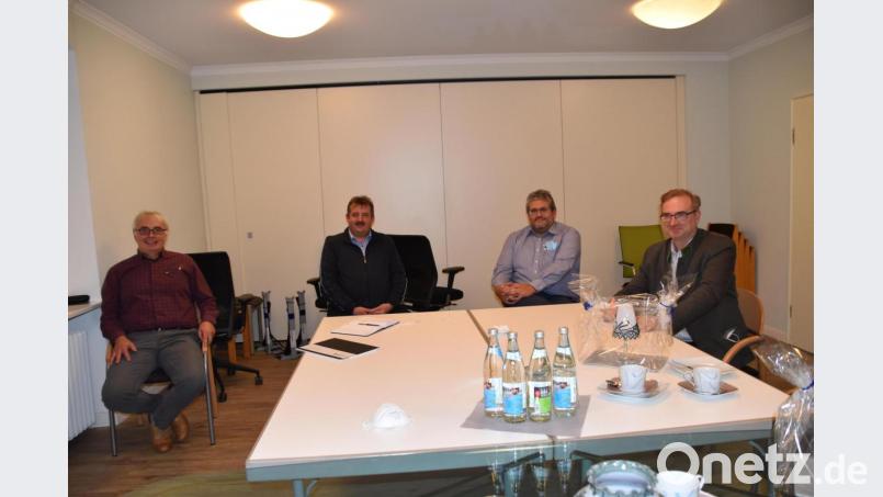 Im Schönseer Rathaus tauschten sich (von rechts) MdL Alexander Flierl, Verwaltungsleiter Matthias Jeitner und die Bürgermeister Reinhard Kreuzer und Andreas Hopfner aus. Bild: Nicole Rochelt