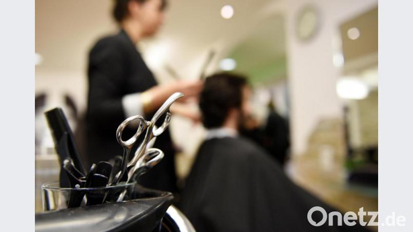 Ungewisse Zukunft - bis mindestens Ende Januar 2021 dürfen Friseure ihrer Arbeit nicht gewerblich nachgehen. Bild: picture alliance/dpa | Angelika Warmuth
