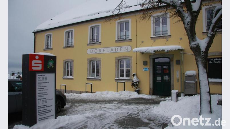 Mit dem gemeinsamen Service der Sparkasse bzw. der Volksbank-Raiffeisenbank Nordoberpfalz wird das Angebot im Fuchsmühler Markthaus (Bild) ausgeweitet. Bild: wro