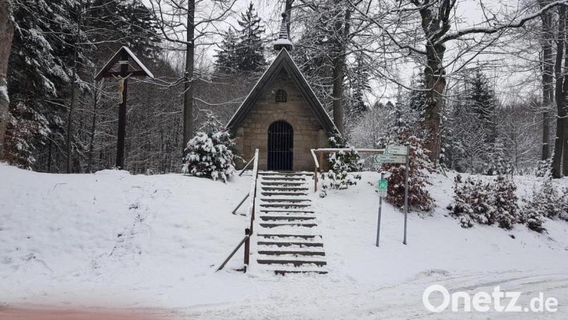 Die Waldkapelle „Rotes Kreuz“ ist Zufluchtsort vieler Gläubigen und Ausgangspunkt für zahlreiche Waldwanderungen. Bild: gi