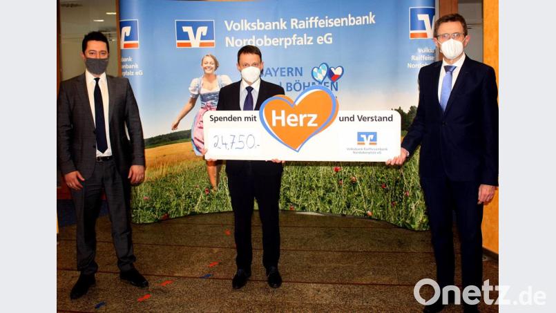 Christian Weigert (rechts) überreicht symbolisch den Scheck mit Oberbürgermeister Jens Meyer und Regionalleiter Michael Hösl (links). Die Beträge haben die Vereine schon im Vorfeld erhalten. Bild: R. Kreuzer