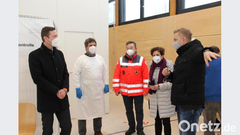 Landrat Florian Wiedemann, Dr. Stefan Wirth, Peter Maisel (Vorsitzender des BRK Bayreuth) Gudrun Brendel-Fischer und Markus Ruckdeschel tauschten sich im Bayreuther Impfzentrum über die bisherigen Erfahrungen aus. Bild: Landratsamt Bayreuth/exb