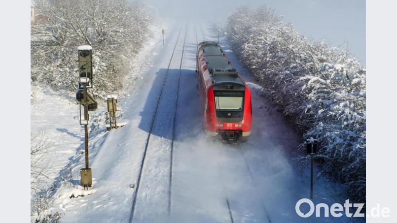 Noch werden die Züge zwischen Schwandorf (hier ein Nahverkehrs-Triebwagen auf den Gleisen bei Krondorf) und Hof mit Diesel betrieben. Die Bahn treibt die Elektrifizierung aber voran. Bild: Hösamer
