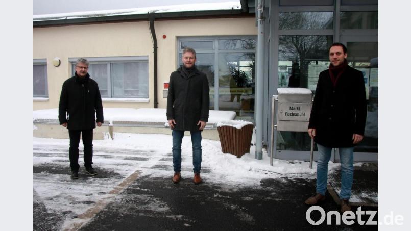 Andreas Güntner (Mitte) ist seit 1. Januar der neue Kämmerer der Marktgemeinde Fuchsmühl. Bei der offiziellen Amtseinführung begrüßten ihn Bürgermeister Wolfgang Braun (links) und Geschäftsleiter Florian Heinl (rechts). Bild: wro
