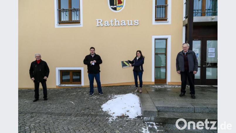 Martin Wiesgickl, Christine Stretz (von rechts) und Michael Ruidisch (links) übergaben am Donnerstag einen Ordner mit über 500 Unterschriften für ein Bürgerbegehren an Bürgermeister Christian Ziegler (Zweiter von links) Bild: Hösamer