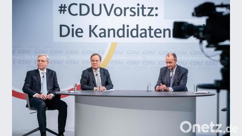 Die drei Kandidaten für den CDU-Parteivorsitz Norbert Röttgen (von links), Armin Laschet und Friedrich Merz sitzen vor Beginn einer Diskussionsrunde Anfang Januar im Konrad-Adenauer-Haus. Bild: Michael Kappeler/dpa