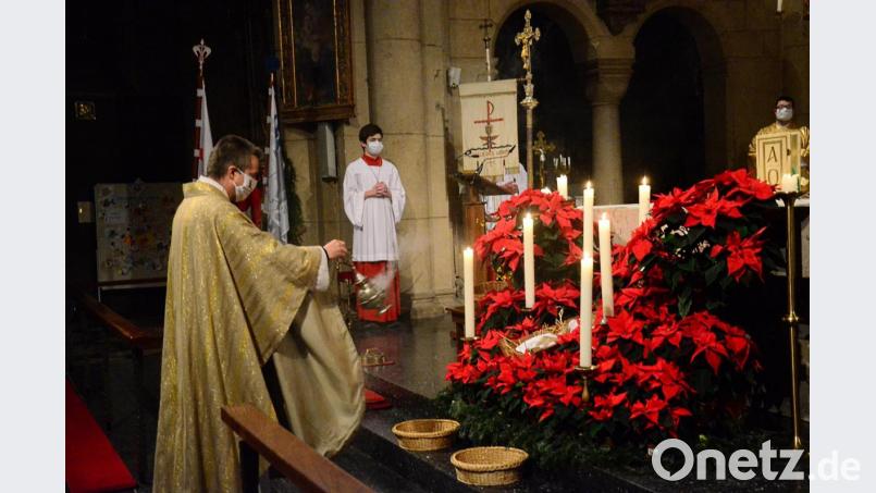 Stadtpfarrer Markus Schmid feiert in St. Josef den Jahresschlussgottesdienst. Bild: Kunz