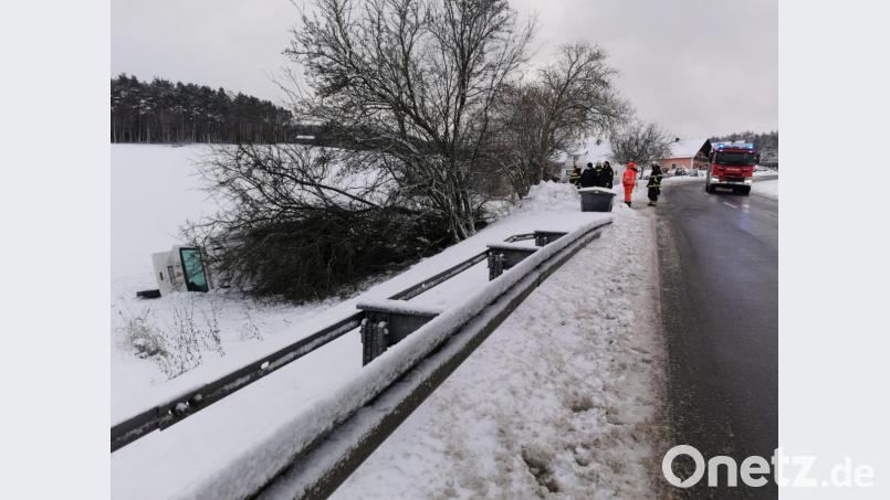 Der VW-Bus, mit einer jungen Frau am Steuer, kam auf der Staatsstraße 2398 zwischen Eigelsberg und Oberviechtach ins Rutschen, überschlug sich auf der Böschung und blieb unterhalb der Baumgruppe liegen. Bild: Portner