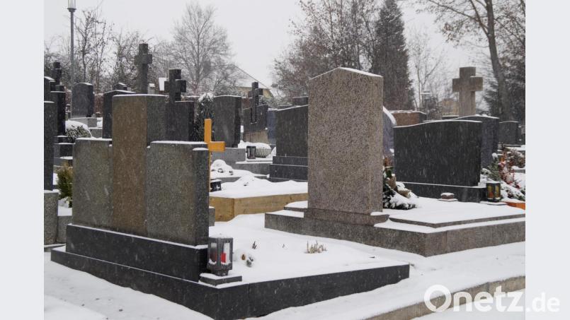 Die Kosten für den Friedhof müssen auf die Gräber umgelegt werden. In Kulz ergibt sich eine leichte Senkung der jährlichen Grabgebühren, die Leichenhausgebühr muss angehoben werden. Symbolbild: wel