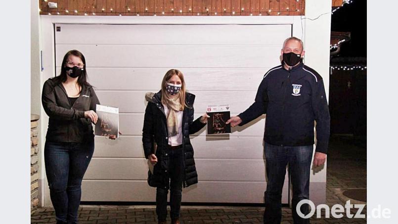 Reinhold Dörner und Festdame Tochter Katharina Dörner (links) überreichen an Stefanie Dippl die Kalender. Bild: jma