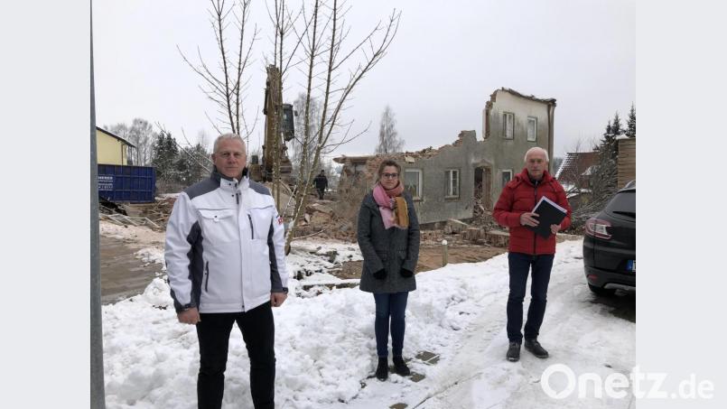 Bürgermeister Peter König (rechts), Katrin Bayer und Bernhard Ott von der Bauverwaltung schreiten den Weg von der Vergangenheit in die Zukunft ab. Bild: obe